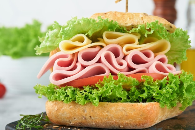 Zdjęcie kanapka smaczna kanapka z szynką lub bekonem ser pomidory sałatka i chleb zbożowy pyszna kanapka klubowa lub szkolny obiad śniadanie lub przekąska