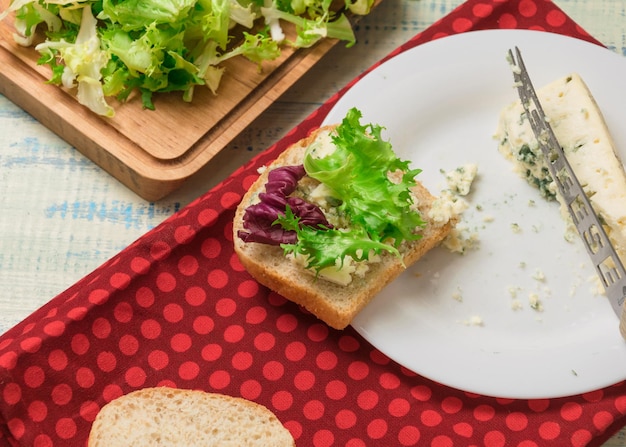 Kanapka wegetariańska z sałatką i serem pleśniowym na drewnianym tle Zdrowa dieta