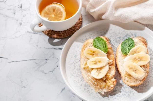 Kanapka z bananem i miętą Zdrowa żywność Chleb pszenny