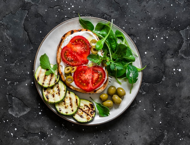 Kanapka Z Bitą Ricottą Oliwkami Z Pomidorów I Grillowaną Cukinią Pyszne Przekąski Tapas Na Ciemnym Tle Widok Z Góry