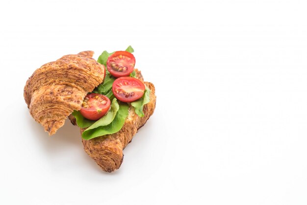 kanapka z pomidorami croissant - zdrowy lub wegański styl jedzenia