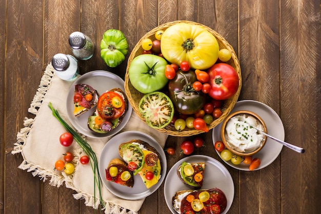 Zdjęcie kanapka z pomidorami z organicznych pomidorów rodzinnych.