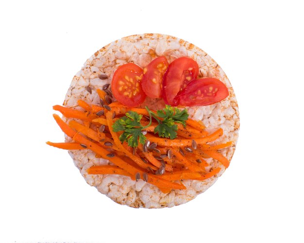 Kanapka z pomidorem i marchewką w chlebie ryżowym