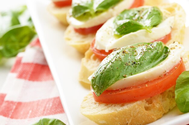 Kanapki Caprese Z Pomidorem Mozzarella I Bazylią Z Bliska