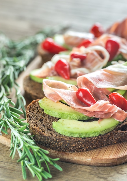 Kanapki Z Awokado I Szynką Parmeńską