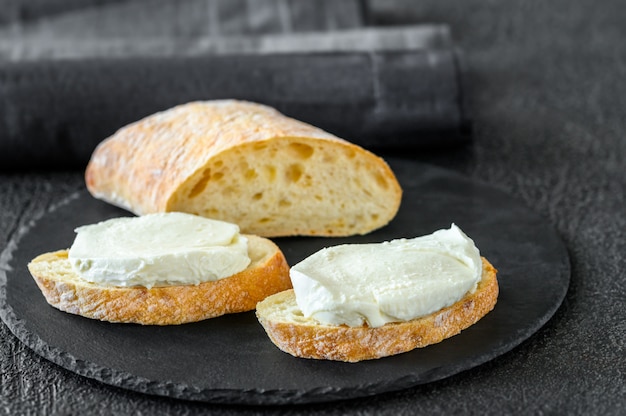 Zdjęcie kanapki z ciabatta i mozzarellą