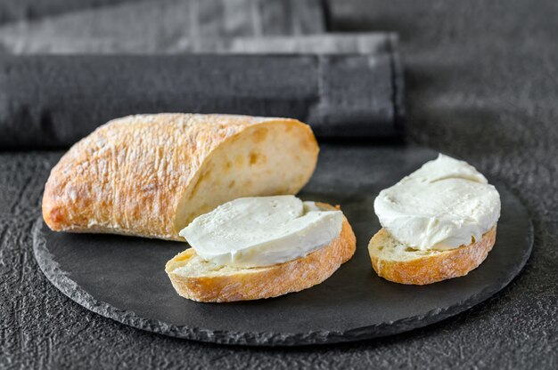 Zdjęcie kanapki z ciabatta i mozzarellą