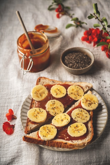 Zdjęcie kanapki z karmelem i bananem