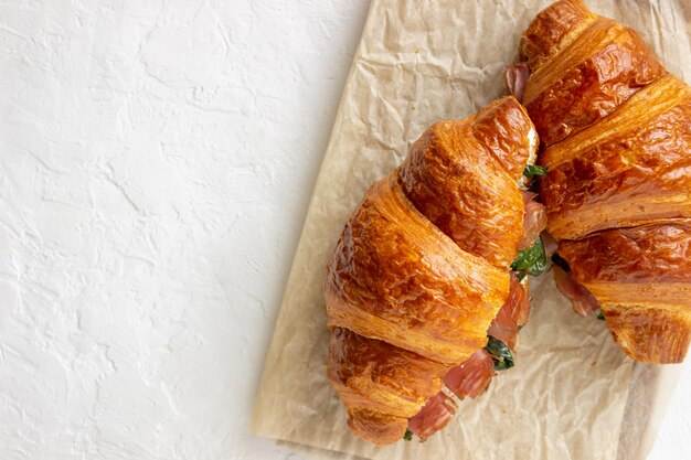 Kanapki Z Rogalikami Z Prosciutto, Bazylią I Białym Serem. Kuchnia Francuska. śniadanie.