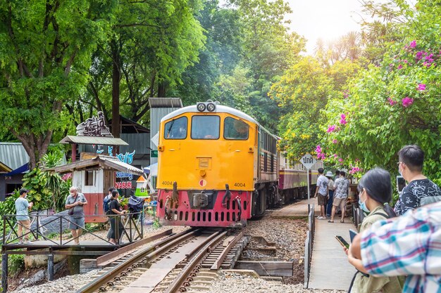 Kanchanaburi Tajlandia 16 Maja 2022 Ii Wojna światowa Historyczna Kolej Stara Vintage Dieselelectric Pociąg Na Death Railway Ver Kwai Noi River Tham Krasae Stacja W Kanchanaburi Tajlandia