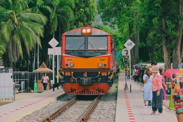 Kanchanaburi Tajlandia 18 lutego 2022 Pasażerowie na dworcu kolejowym czekają na opuszczenie starego pociągu z silnikiem wysokoprężnym w Kanchaburi w Tajlandii