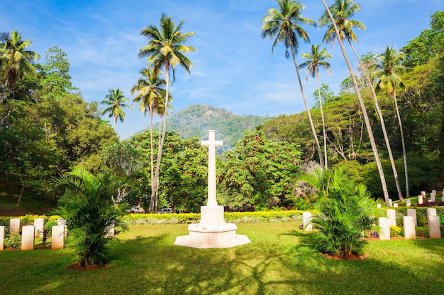 Kandy, Sri Lanka - 21 lutego 2017: Cmentarz II wojny światowej w Kandy jest brytyjskim cmentarzem wojskowym dla żołnierzy Imperium Brytyjskiego, którzy zginęli podczas II wojny światowej w Kandy, Sri Lanka