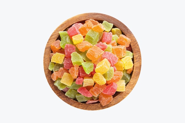Kandyzowane owoce kolorowe kostki w drewnianej misce na białym tle Widok z góry wegańskie jedzenie