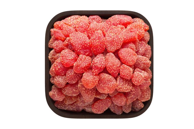 Kandyzowane owoce suszone truskawki z cukrem w kwadratowej misce na białym tle widok z góry żywności ekologicznej