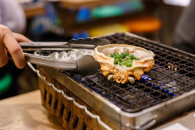 Zdjęcie kani miso menu na bielu talerzu nad drewnianym stołem w tokio, japonia. tradycyjne jedzenie w japonii