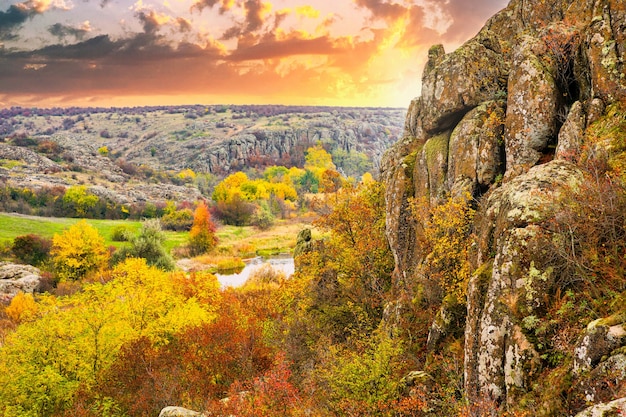 Zdjęcie kanion aktowski, ukraina. jesienne drzewa i duże kamienne głazy wokół