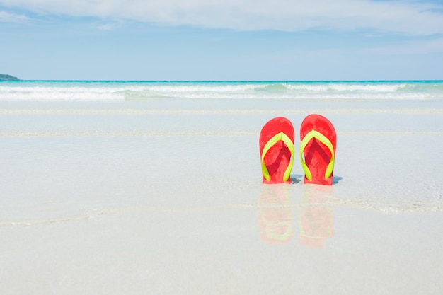 Kapcie plażowe na tropikalnej plaży