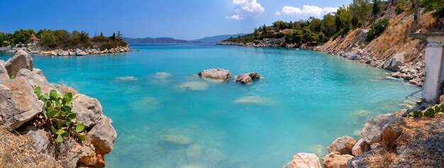 Zdjęcie kąpiel w morzu w termalnych gorących źródłach greckiego kurortu methana w grecce