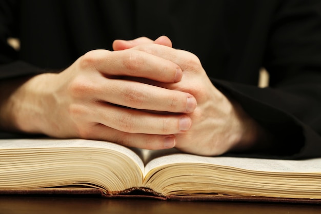 Zdjęcie kapłan czytający biblię z bliska