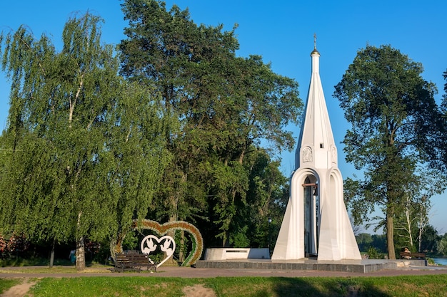 Kaplica Matki Bożej Kazańskiej w Jarosławiu, Rosja. Słoneczny letni dzień.