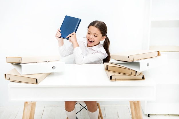Kapryśna dziewczynka Mała dziewczynka hodująca książkę przy folderach Zła dziewczynka nienawidzi czytania książki Niegrzeczne dziecko hałaśliwe w szkole Małe dziecko odmawia czytania i pisania Uczennica ma lekcję literatury