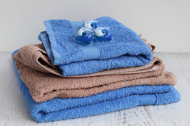 Kapsułki do prania na stosie ręczników
