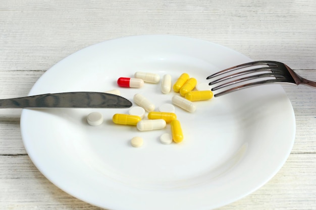 Kapsułki i tabletki na talerzu Koncepcja stosowania dużej liczby leków antybiotyków