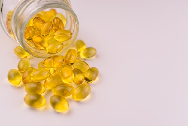 Kapsułki oleju rybnego Omega 3 na białym tle