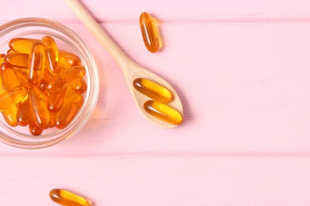 Kapsułki Omega na kolorowym tle zdrowe suplementy oleju rybnego