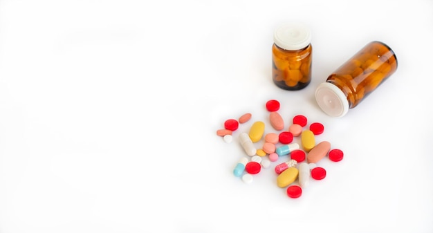 Kapsułki pigułki i butelki apteczne na białym tle z miejsca kopiowania Medycyna środki farmaceutyczne leczenie i zapobieganie chorobom