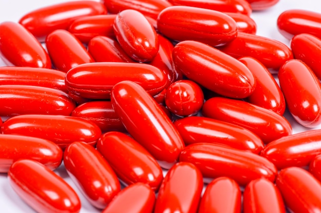 Kapsułki z czerwonymi pigułkami izolowane czerwone pigułki medyczne