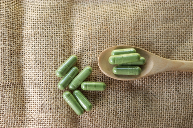 Zdjęcie kapsułki ziołowe i witaminowe zdrowa żywność odżywiająca organizm i lecząca choroby medyczne