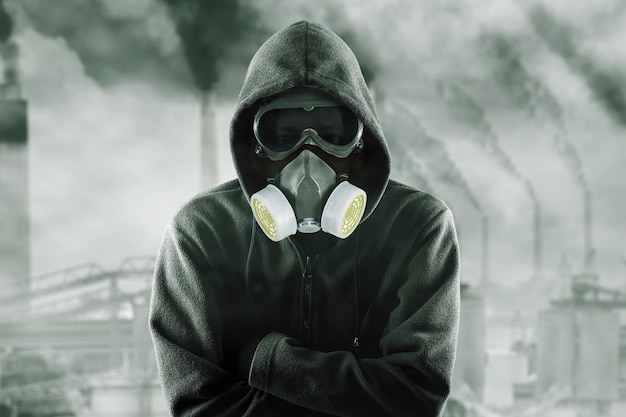 Kapturzasty mężczyzna nosi maskę gazową w zanieczyszczonym mieście