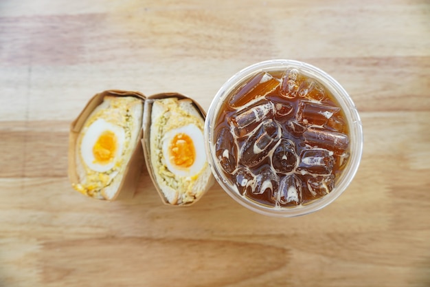 Kapusta jajeczna gotowana na twardo kanapka z majonezem jajecznym po koreańsku z lodem americano