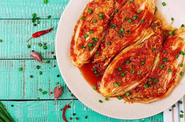 Kapusta pekińska. Kapusta Kimchi. Tradycyjne koreańskie jedzenie. Widok z góry. Leżał płasko