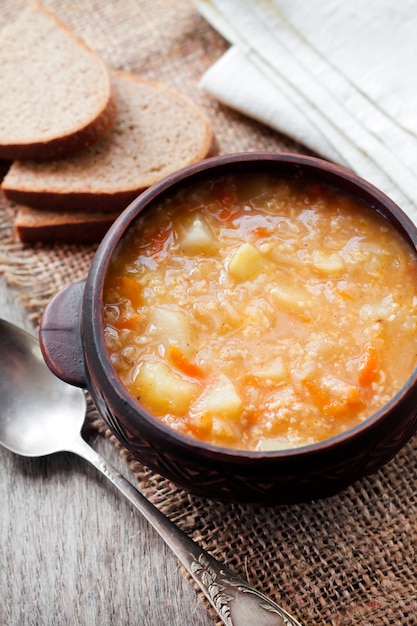 Kapustnyak - tradycyjna ukraińska zimowa zupa z kiszonej kapusty, prosa i mięsa