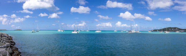 Karaibskie wakacje w Marigot Saint Martin z malowniczym panoramicznym wybrzeżem i piaszczystymi plażami