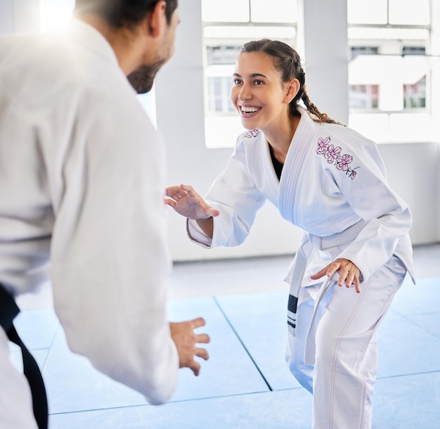 Karate fitness i nauczyciel ze studenckimi sportami walki i treningiem rozwijania umiejętności, siły i dyscypliny w siłowni dojo Walcz szczęśliwie w klasie taekwondo i sztukach walki z ćwiczeniami sportowymi