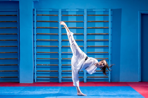 Karate kobieta z czarnym pasem Sport kobieta walki stanowi poncz w sporcie jednolitej sukni Taekwondo karate
