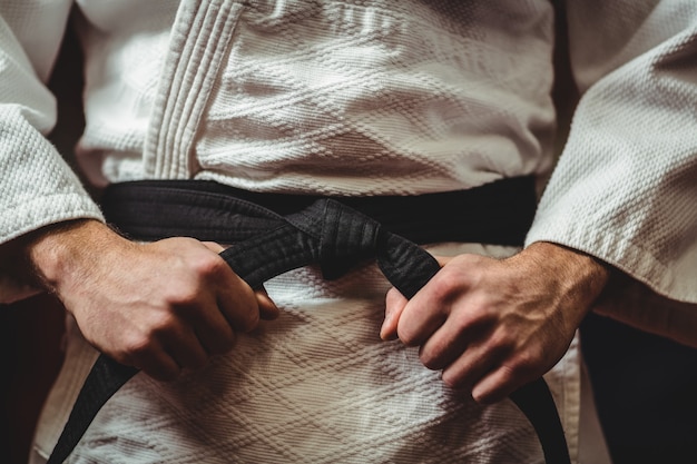 Karate zawodnik zawiązujący pasek