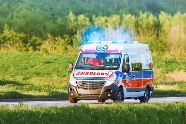 Karetka ratunkowa na zielonej drodze wiejskiej
