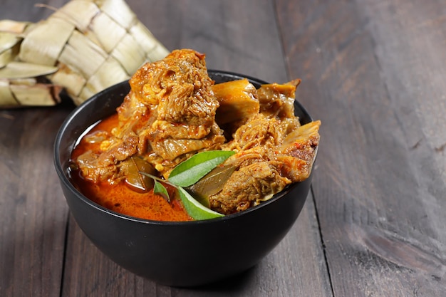 Kari iga sapi lub Gulai iga sapi to indonezyjskie curry z żeberkami wołowymi