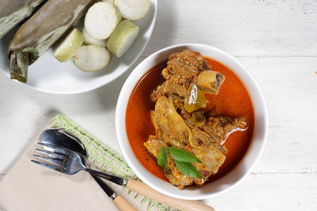 Kari iga sapi lub Gulai iga sapi to indonezyjskie curry z żeberkami wołowymi