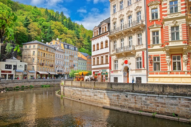 Karlowe Wary, Republika Czeska - 5 maja 2014: Rzeka Tepla i jej promenada w Karlowych Warach, Republika Czeska. Ludzie w tle