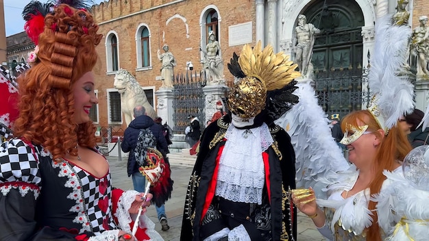 Karnawał w Wenecji Ludzie w weneckiej karnawał maski i kostiumy na ulicach Wenecji Włochy Europa