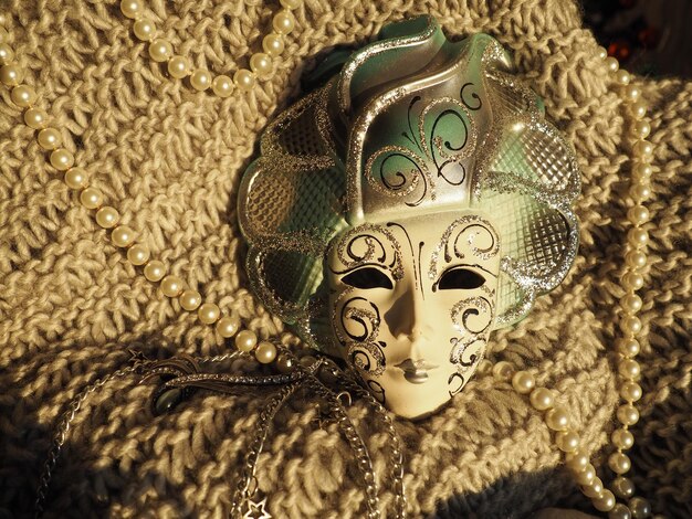 Karnawałowe maski na dzianym tle z koralikami i iskierkami. Element kostiumu festiwalu karnawałowego