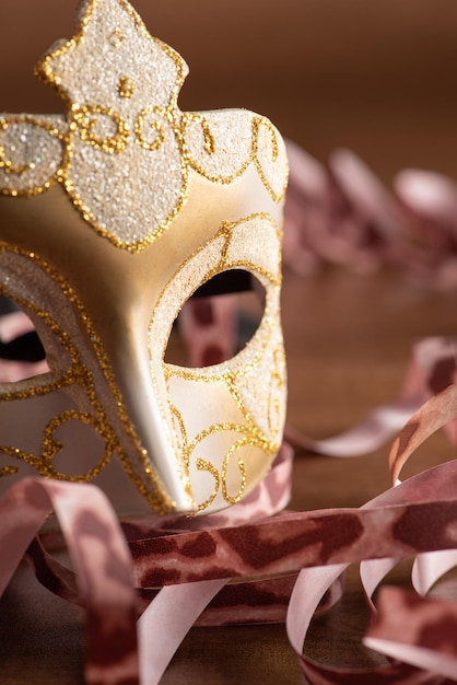 Karnawałowe maski piękne weneckie maski szczegółowo z serpentynami na stole selektywne skupienie
