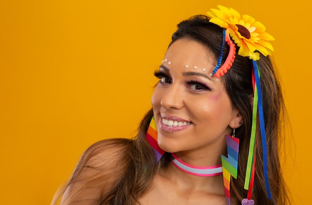Karnawałowy makijaż z okazji karnawału Brazylii. Trend makijażu i akcesoria na karnawał.