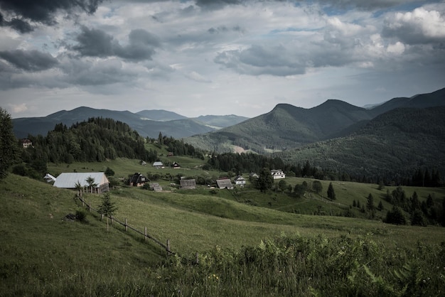 Karpaty Letni Krajobraz Z Zachmurzonym Niebem I Naturalnym Letnim Tłem Podróży W Wiosce