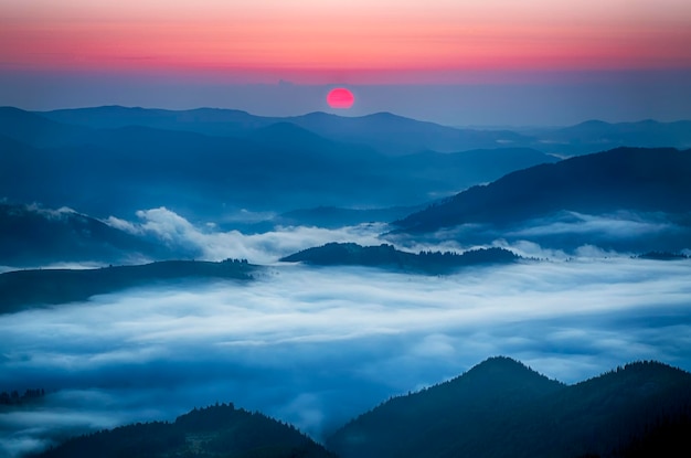 Karpaty letni wschód słońca żywy krajobraz ze słońcem i mglistą rzeką podróżują naturalnym tłem